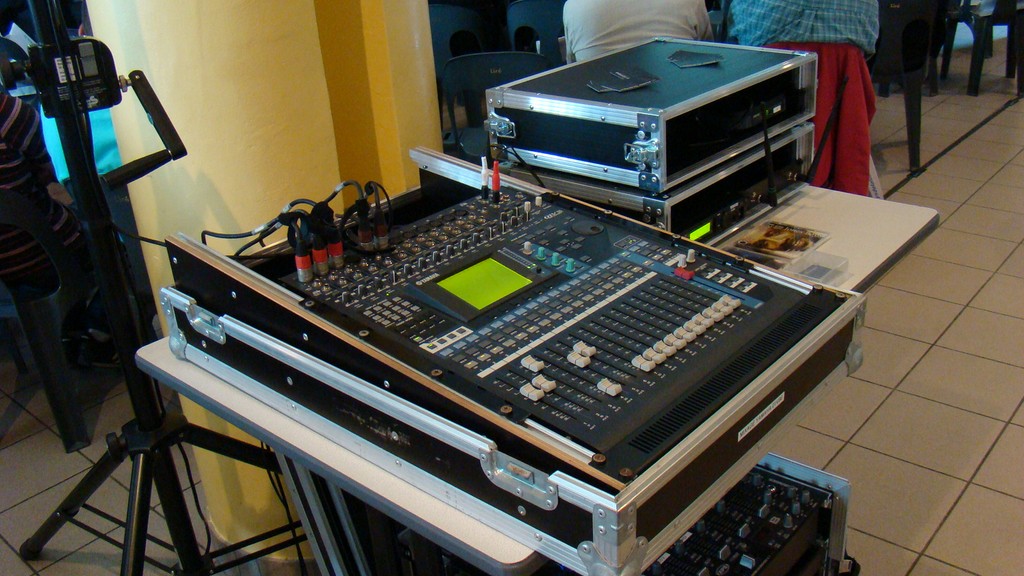 Prestation d'éclairage, sonorisation et vidéo évènementiels par l'ATELIER SCENIQUE