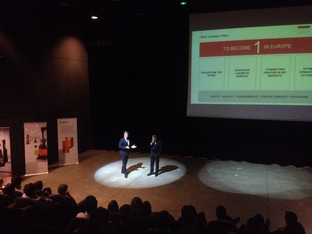 Sonorisation et éclairage évènementiels chez TOYOTA MATERIAL HANDLING à Ancenis avec l'ATELIER SCENIQUE