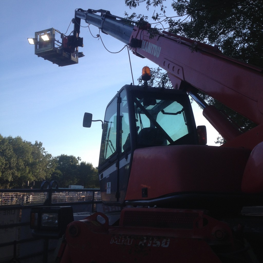 Nacelle Manitou équipée de projecteurs Iodure 400W et 2000W pour l'éclairage de la fête du cheval à Drain par l'ATELIER SCENIQUE