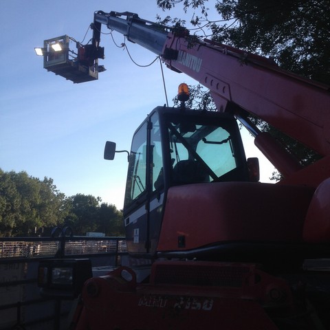 Nacelle Manitou équipée de projecteurs Iodure 400W et 2000W pour l'éclairage de la fête du cheval à Drain par l'ATELIER SCENIQUE